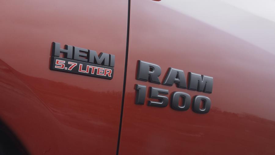 Логотип Dodge Ram 1500 Copper Sport Crew Cab 2017 года  (фото 7 из 10)